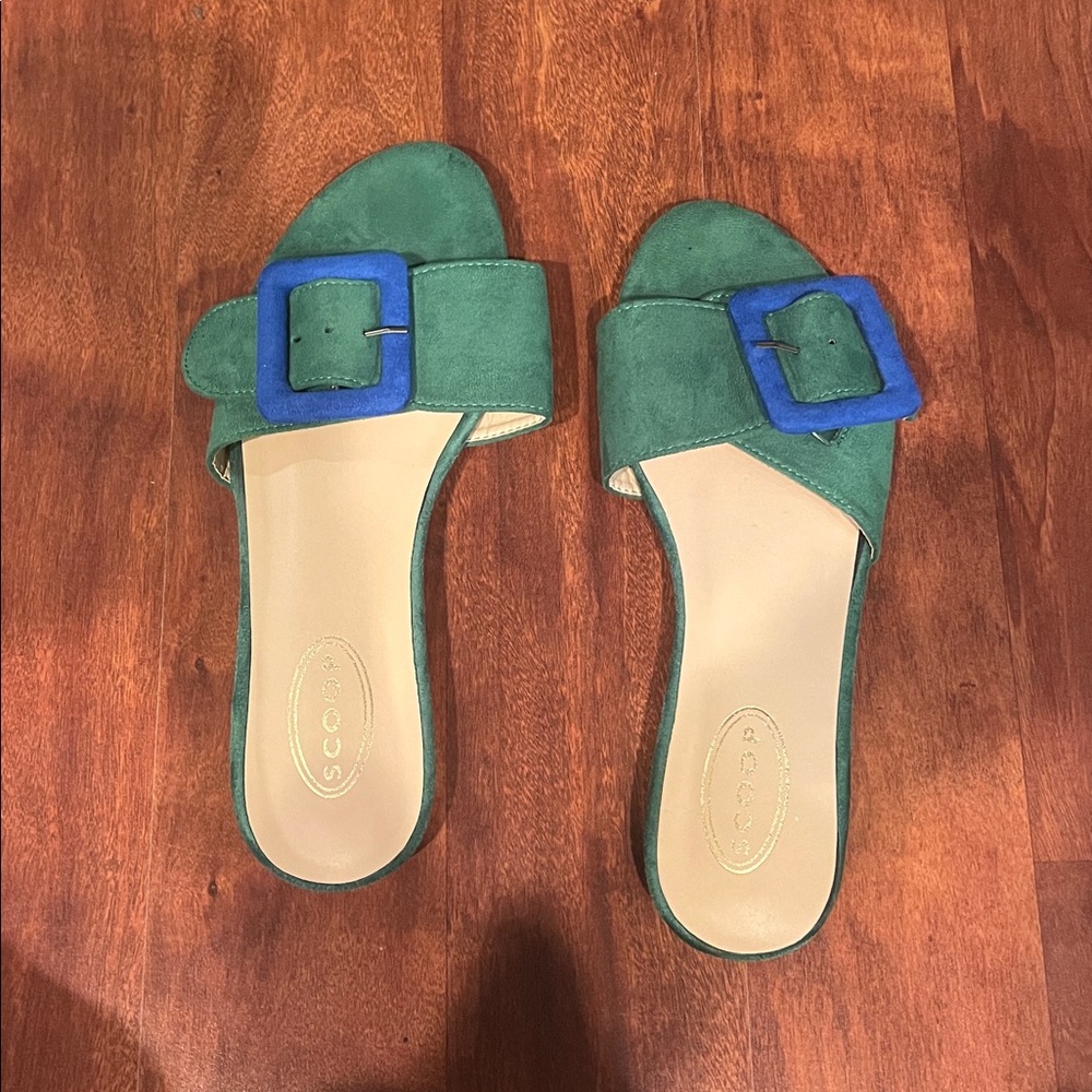 size 8 Scoop green open toe flat with adjustable strap and blue hardware
